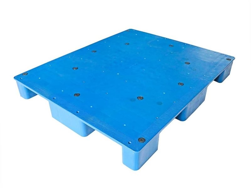 Un Pallet de Plástico Plano y Sólido, Apilable, de Color Azul y con 9 Patas, que presenta una superficie plana y sólida y nueve patas para un apilamiento estable.