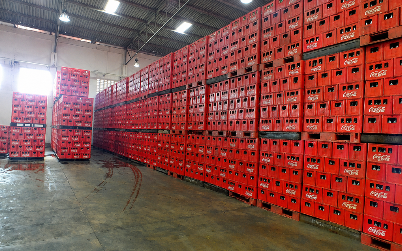 paletas de plástico apiladas con mercancía dentro de la fábrica