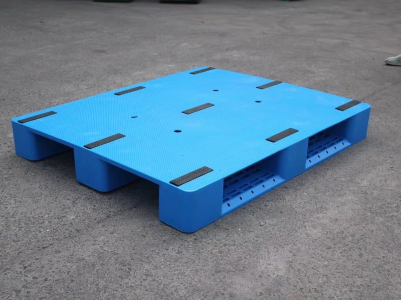 Exploring Global Leaders in Plastic Pallet Manufacturing, Featuring Enlightening Pallet's Diverse, Innovative Product Range and Strategic Presence.