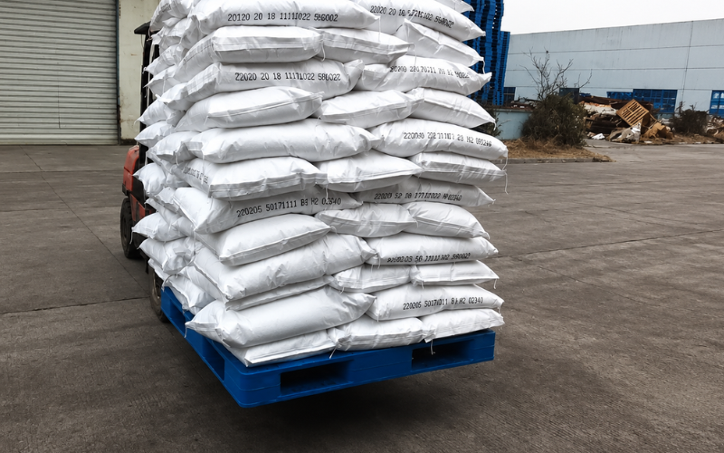 bolsas a granel sobre palet de plástico con montacargas