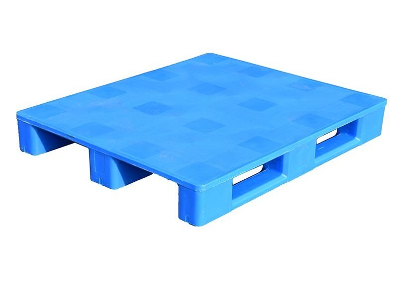 A blue Hygienic HDPE 3 Skids Plastic Pallet, made of HDPE material with three skids, ensuring durability and hygiene.