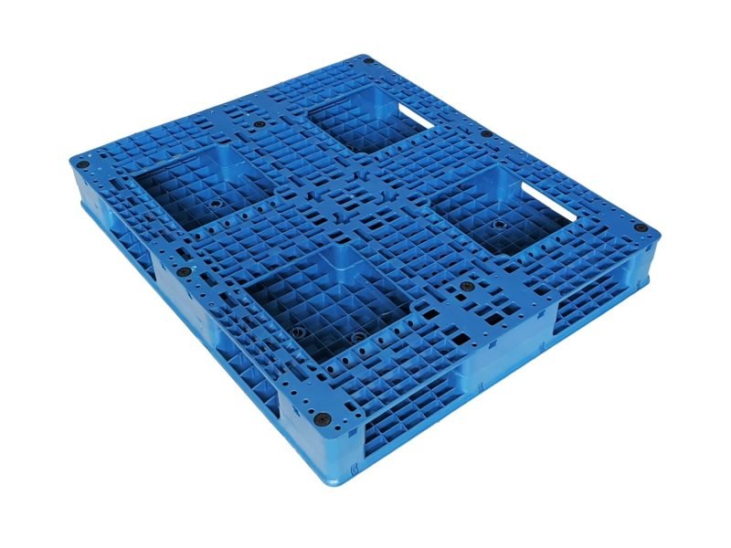 Un palé industrial de plástico sólido, apilable y de color azul, con una estructura robusta y diseño de rejilla, diseñado para el uso intensivo en estanterías industriales.