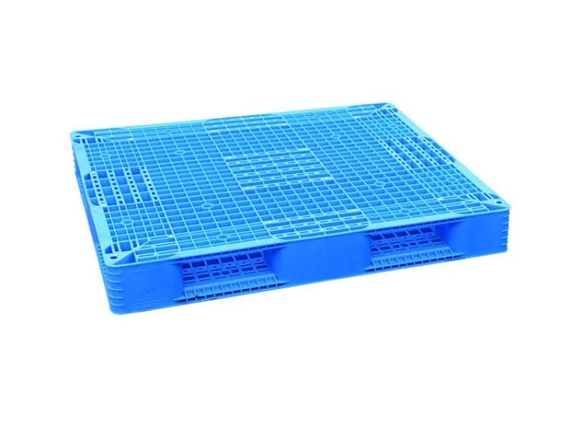Paleta de plástico de rejilla reversible, ventilada, de color azul, con un patrón de rejilla abierta para una ventilación mejorada, ideal para aplicaciones donde se requiere circulación de aire.
