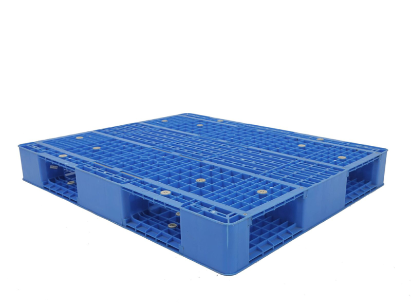 Paleta de plástico azul reutilizable de doble cara y uso intensivo, con diseño de rejilla en ambos lados, adecuada para aplicaciones de carga pesada y que ofrece durabilidad.