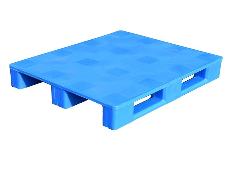 A blue Hygienic HDPE 3 Skids Plastic Pallet, made of HDPE material with three skids, ensuring durability and hygiene.