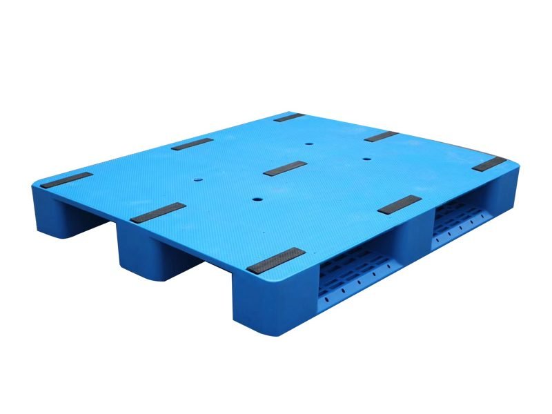 3 skids rackable stackable plastic pallet with anti - slip pads on the surface, highlighting its design for industrial use.